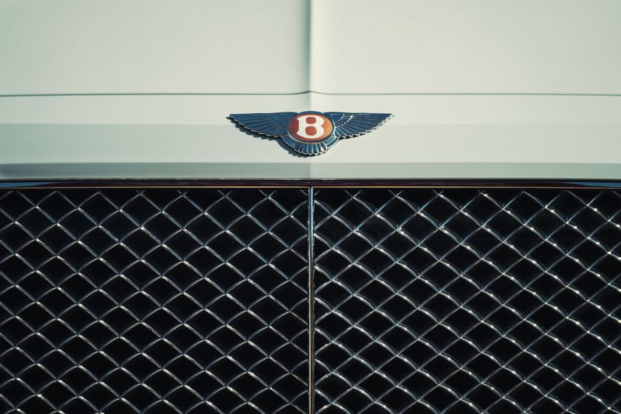 Логотип Bentley Bentayga Hybrid 2018 года  (WW) (фото 18 из 45)
